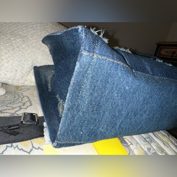 Marc Jacobs THE RIP
AND REPAIR DENIM MEDIUM TOTE BAG - Picture 13 of 15